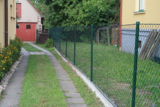 zelený pletivový plot