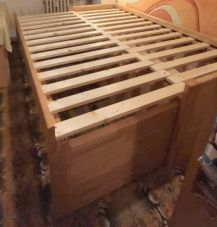 dřevěná postel