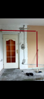 bílé prosklené dveře