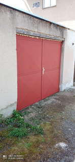 červená garážová vrata