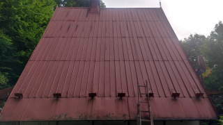 červená plechová střecha