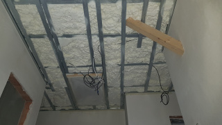 stříkaná izolace na strop