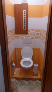 bílo oranžové WC