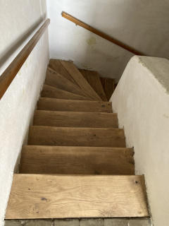 dřevo na schodišti