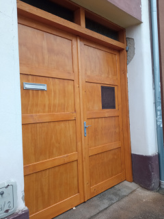 dvoukřídlá dřevěná vrata