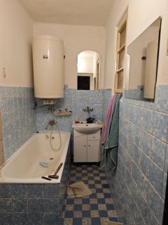 původní modrá koupelna