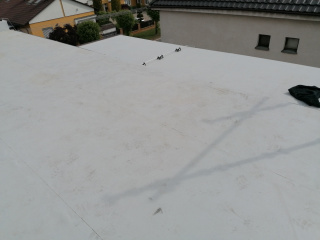 šedá střecha